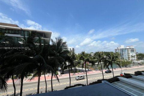Condo in Miami Beach, Florida, 2 bedrooms  № 1960909 - photo 25