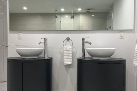 Condo in Miami Beach, Florida, 2 bedrooms  № 1960909 - photo 13