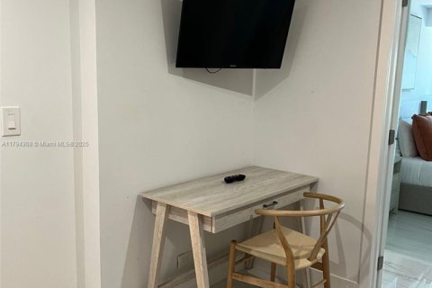 Condo in Miami Beach, Florida, 2 bedrooms  № 1960909 - photo 10