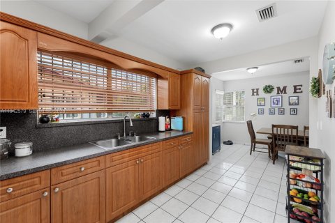 Immobilier commercial à vendre à Miami, Floride: 210.14 m2 № 2003416 - photo 13