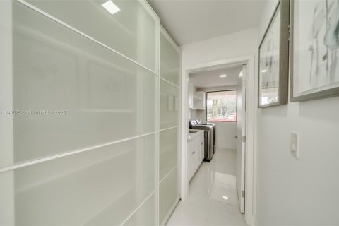 House in Southwest Ranches, Florida 6 bedrooms, 569.31 sq.m. № 1830320 - photo 10