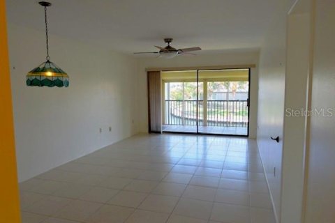 Condo in Punta Gorda, Florida, 2 bedrooms № 2215936 - photo 3