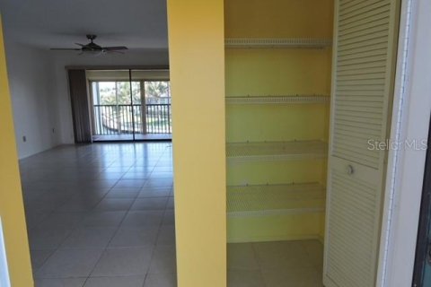 Condo in Punta Gorda, Florida, 2 bedrooms № 2215936 - photo 2