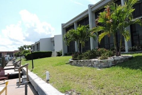 Condo in Punta Gorda, Florida, 2 bedrooms № 2215936 - photo 29