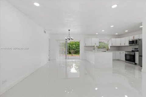 Купить виллу или дом в Пемброк-Пайнс, Флорида 4 спальни, 168.52м2, № 2045525 - фото 3