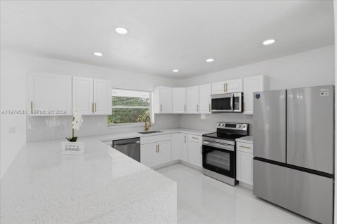 Купить виллу или дом в Пемброк-Пайнс, Флорида 4 спальни, 168.52м2, № 2045525 - фото 9