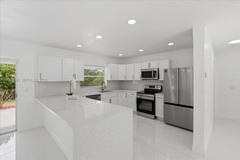 Купить виллу или дом в Пемброк-Пайнс, Флорида 4 спальни, 168.52м2, № 2045525 - фото 8