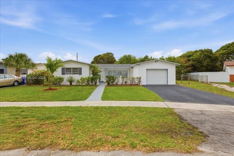 Дом в Пемброк-Пайнс, Флорида 4 спальни, 168.52м2 № 2045525