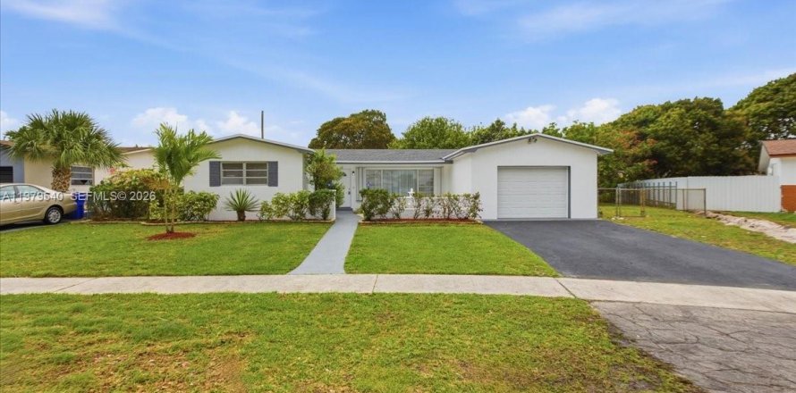 Дом в Пемброк-Пайнс, Флорида 4 спальни, 168.52м2 № 2045525