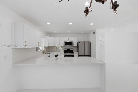 Купить виллу или дом в Пемброк-Пайнс, Флорида 4 спальни, 168.52м2, № 2045525 - фото 6