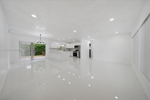 Купить виллу или дом в Пемброк-Пайнс, Флорида 4 спальни, 168.52м2, № 2045525 - фото 4