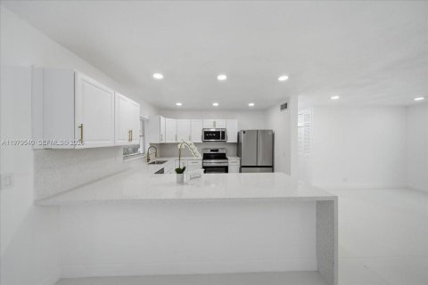 Купить виллу или дом в Пемброк-Пайнс, Флорида 4 спальни, 168.52м2, № 2045525 - фото 7