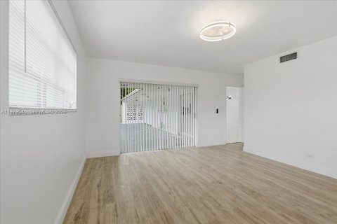 Купить виллу или дом в Пемброк-Пайнс, Флорида 4 спальни, 168.52м2, № 2045525 - фото 18