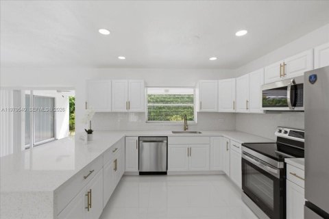 Купить виллу или дом в Пемброк-Пайнс, Флорида 4 спальни, 168.52м2, № 2045525 - фото 10