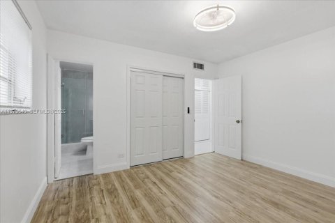 Купить виллу или дом в Пемброк-Пайнс, Флорида 4 спальни, 168.52м2, № 2045525 - фото 21