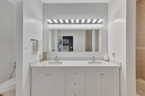 Townhouse in Miami, Florida 3 bedrooms, 155.33 sq.m. № 2003047 - photo 27