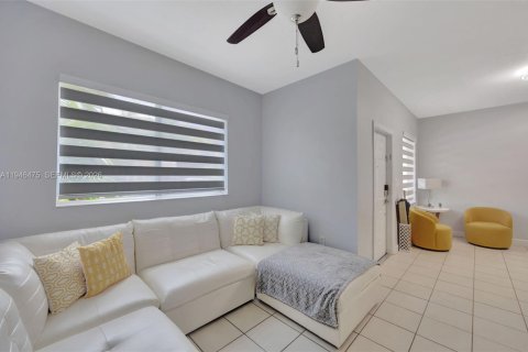 Townhouse in Miami, Florida 3 bedrooms, 155.33 sq.m. № 2003047 - photo 3