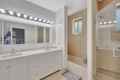 Townhouse in Miami, Florida 3 bedrooms, 155.33 sq.m. № 2003047 - photo 19