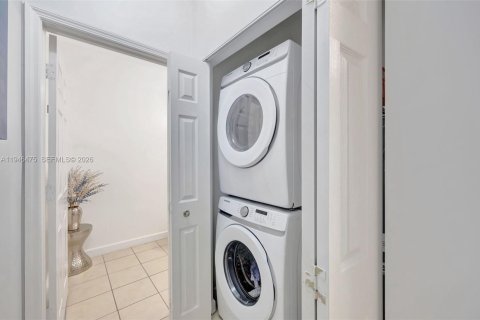 Townhouse in Miami, Florida 3 bedrooms, 155.33 sq.m. № 2003047 - photo 29