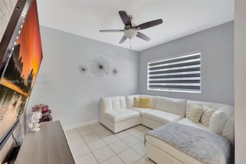Townhouse in Miami, Florida 3 bedrooms, 155.33 sq.m. № 2003047 - photo 4