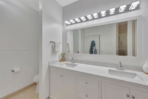 Townhouse in Miami, Florida 3 bedrooms, 155.33 sq.m. № 2003047 - photo 16