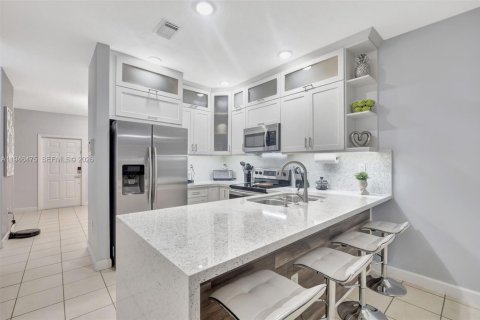 Townhouse in Miami, Florida 3 bedrooms, 155.33 sq.m. № 2003047 - photo 13