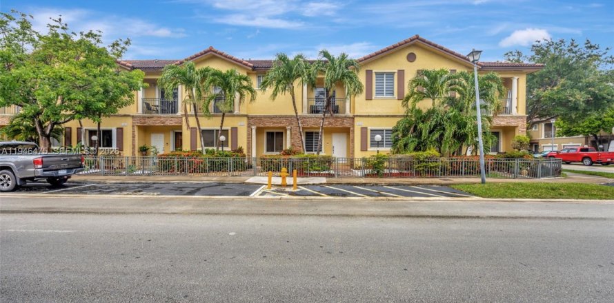 Townhouse in Miami, Florida 3 bedrooms, 155.33 sq.m. № 2003047