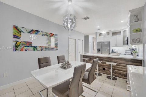 Townhouse in Miami, Florida 3 bedrooms, 155.33 sq.m. № 2003047 - photo 10