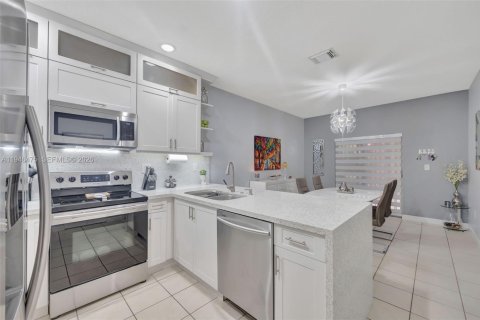 Townhouse in Miami, Florida 3 bedrooms, 155.33 sq.m. № 2003047 - photo 12