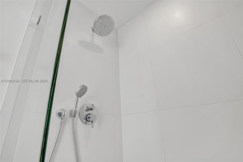 Condo in Sunrise, Florida, 2 bedrooms  № 2076630 - photo 8