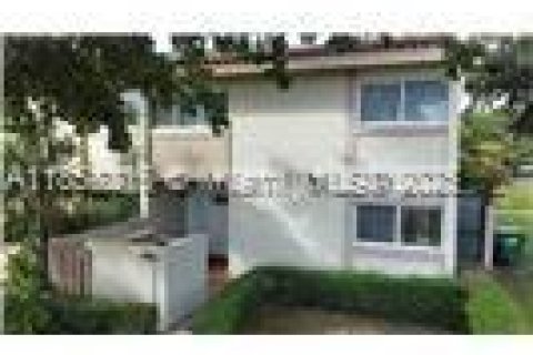 Condo in Miami, Florida, 3 bedrooms  № 1882367 - photo 1