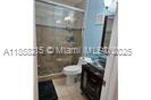 Condo in Miami, Florida, 3 bedrooms  № 1882367 - photo 11