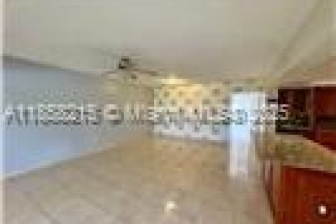 Condo in Miami, Florida, 3 bedrooms  № 1882367 - photo 8