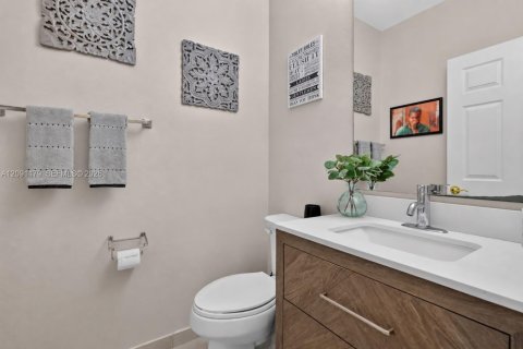 Townhouse in Miramar, Florida 4 bedrooms, 168.62 sq.m. № 2395164 - photo 24