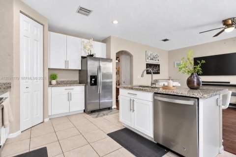 Townhouse in Miramar, Florida 4 bedrooms, 168.62 sq.m. № 2395164 - photo 4