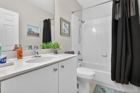 Townhouse in Miramar, Florida 4 bedrooms, 168.62 sq.m. № 2395164 - photo 21