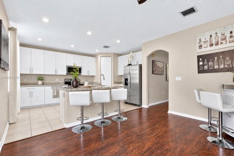 Townhouse in Miramar, Florida 4 bedrooms, 168.62 sq.m. № 2395164 - photo 3
