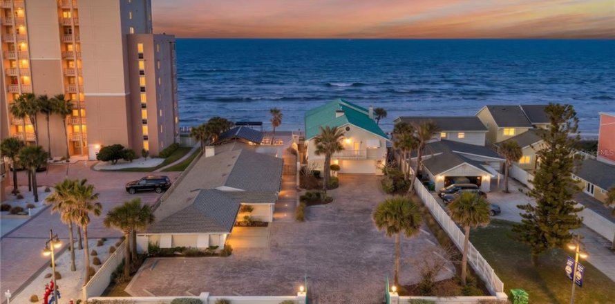 House in Daytona Beach, Florida 11 bedrooms, 770.62 sq.m. № 2110059
