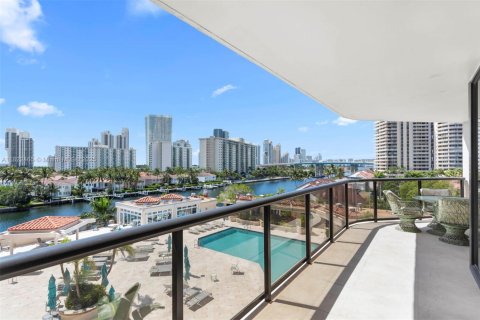 Condo in Aventura, Florida, 2 bedrooms № 2035254