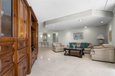 Condo in Aventura, Florida, 2 bedrooms  № 2035254 - photo 10