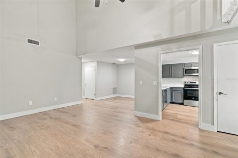 Condo in Tampa, Florida, 3 bedrooms № 2383383 - photo 12