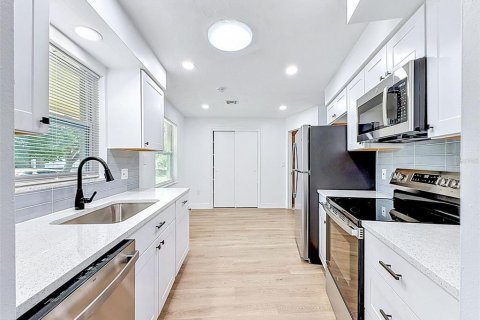Villa ou maison à louer à Palm Harbor, Floride: 2 chambres, 91.79 m2 № 2118891 - photo 2