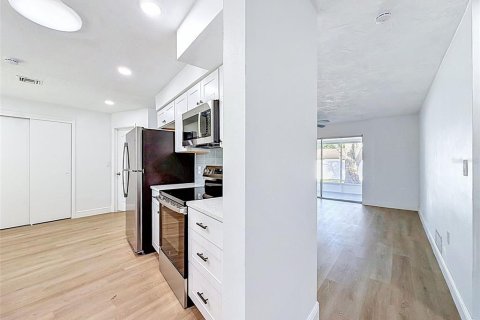 Villa ou maison à louer à Palm Harbor, Floride: 2 chambres, 91.79 m2 № 2118891 - photo 13