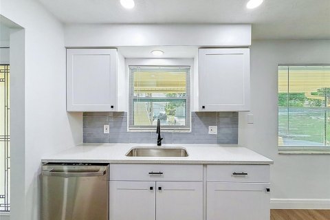 Villa ou maison à louer à Palm Harbor, Floride: 2 chambres, 91.79 m2 № 2118891 - photo 15