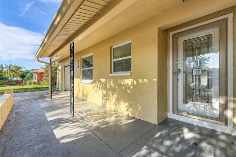 Villa ou maison à louer à Palm Harbor, Floride: 2 chambres, 91.79 m2 № 2118891 - photo 10