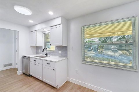 Villa ou maison à louer à Palm Harbor, Floride: 2 chambres, 91.79 m2 № 2118891 - photo 16