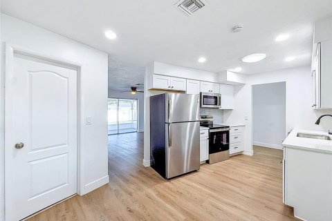 Villa ou maison à louer à Palm Harbor, Floride: 2 chambres, 91.79 m2 № 2118891 - photo 17