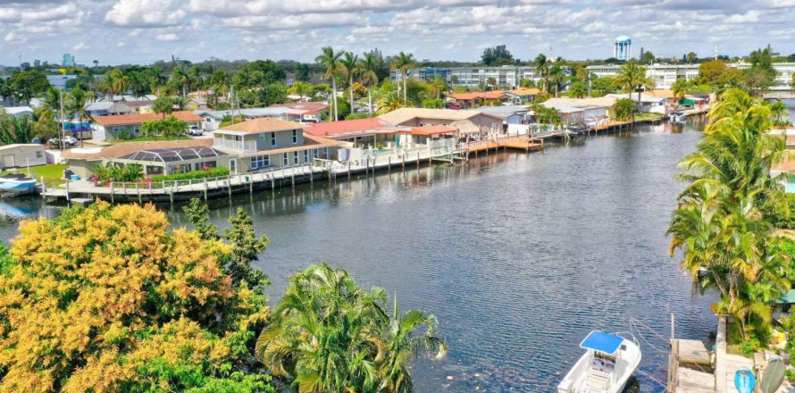 Casa en Hollywood, Florida 4 dormitorios, 197.23 m2 № 1043057