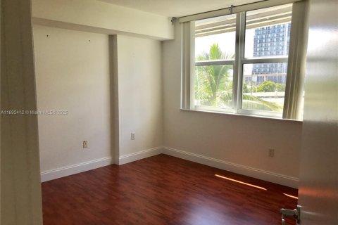 Condo in Miami, Florida, 1 bedroom  № 1944953 - photo 15