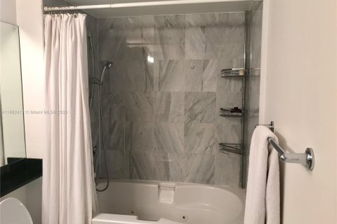 Condo in Miami, Florida, 1 bedroom  № 1944953 - photo 23